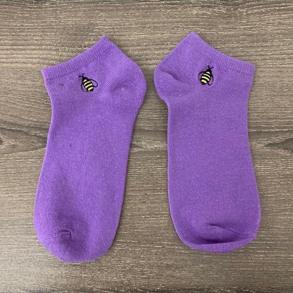 ❣️3/$15❣️ BEE EMBROIDERY Ankle Socks - Picture 2 of 2
